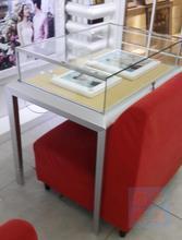 影樓展示柜選購全攻略 打造吸睛櫥窗，提升店面形象與業(yè)績